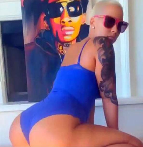 La giunonica Amber Rose  nel pieno di una crisi matrimoniale con il rapper Wiz Khalifa ritratto sullo sfondo. (Instagram)